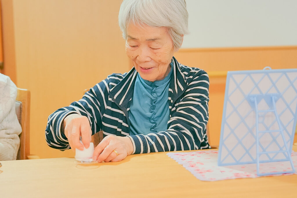 笑顔で化粧品を見る利用者様